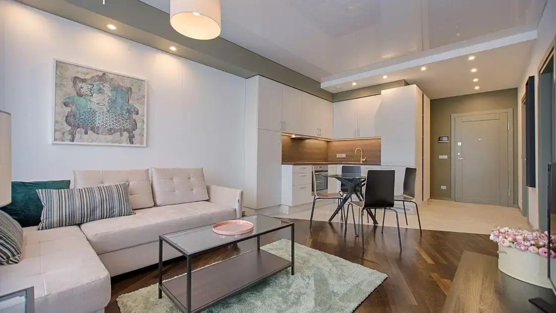 Móveis planejados com detalhes em dourado: estilo e sofisticação para sua casa
